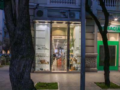 Andiamo avanti. Oltrepassiamo l�incrocio con via Putignani e al civico 81 ci imbattiamo in altro punto di riferimento di calzature della strada: Lamuraglia